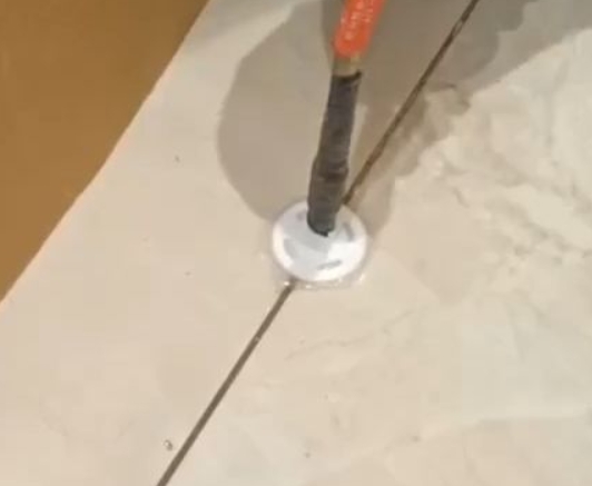 海伦瓷砖空鼓维修公司专业解答瓷砖在铺贴过程中，如果没有涂抹均匀到位的粘结材料（如水泥砂浆或瓷砖胶），可能会导致以下问题