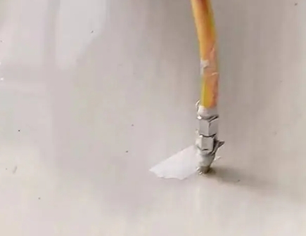 海伦瓷砖空鼓维修公司专业解答在瓷砖铺贴过程中，如果使用的砂料过粗（如全部使用了粗砂），可能会导致以下问题